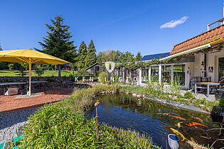 Terrasse mit Teich