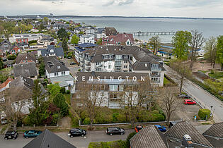 Luftaufnahme mit Ostsee im Hintergrund